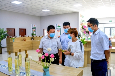 {“title”  “人行山东省鄄城县支行\”金融诊疗\“助企健康发展 中禾技术”， “content”  “近年来，中国人民银行山东省鄄城县支行立足基层央行职能，创新推出\”金融诊疗\“服务机制，组织金融机构深入企业一线\”把脉问诊\“，精准破解企业融资难题，助力实体经济健康发展。山东中禾技术有限公司正是这一机制的受益企业之一。\n\n**一、创新机制，\”金融诊疗\“开良方**\n\n中小微企业融资难、融资贵，往往源于信息不对称、抵押物不足、财务不规范等\”病灶\“。人行鄄城县支行坚持问题导向，牵头搭